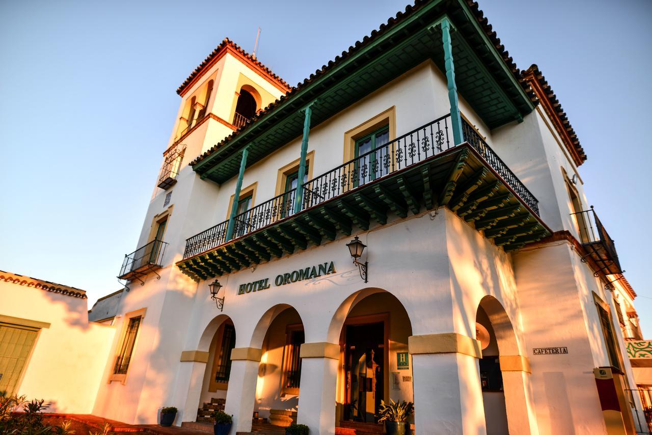 Hotel Oromana アルカラ・デ・グアダイラ エクステリア 写真